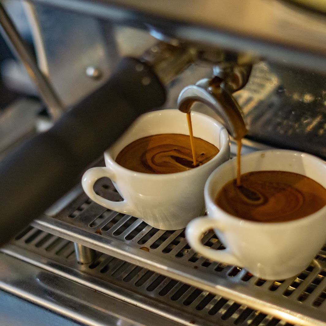 espressomaskin som lager to espresso